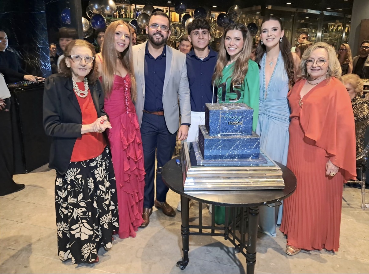 O aniversariante Paulo Planzo com as avós, Maria José Mendonça e Graça Ribeiro, os pais, Gisele e Bruno Planzo, e Bruna e Giovanna Planzo 
