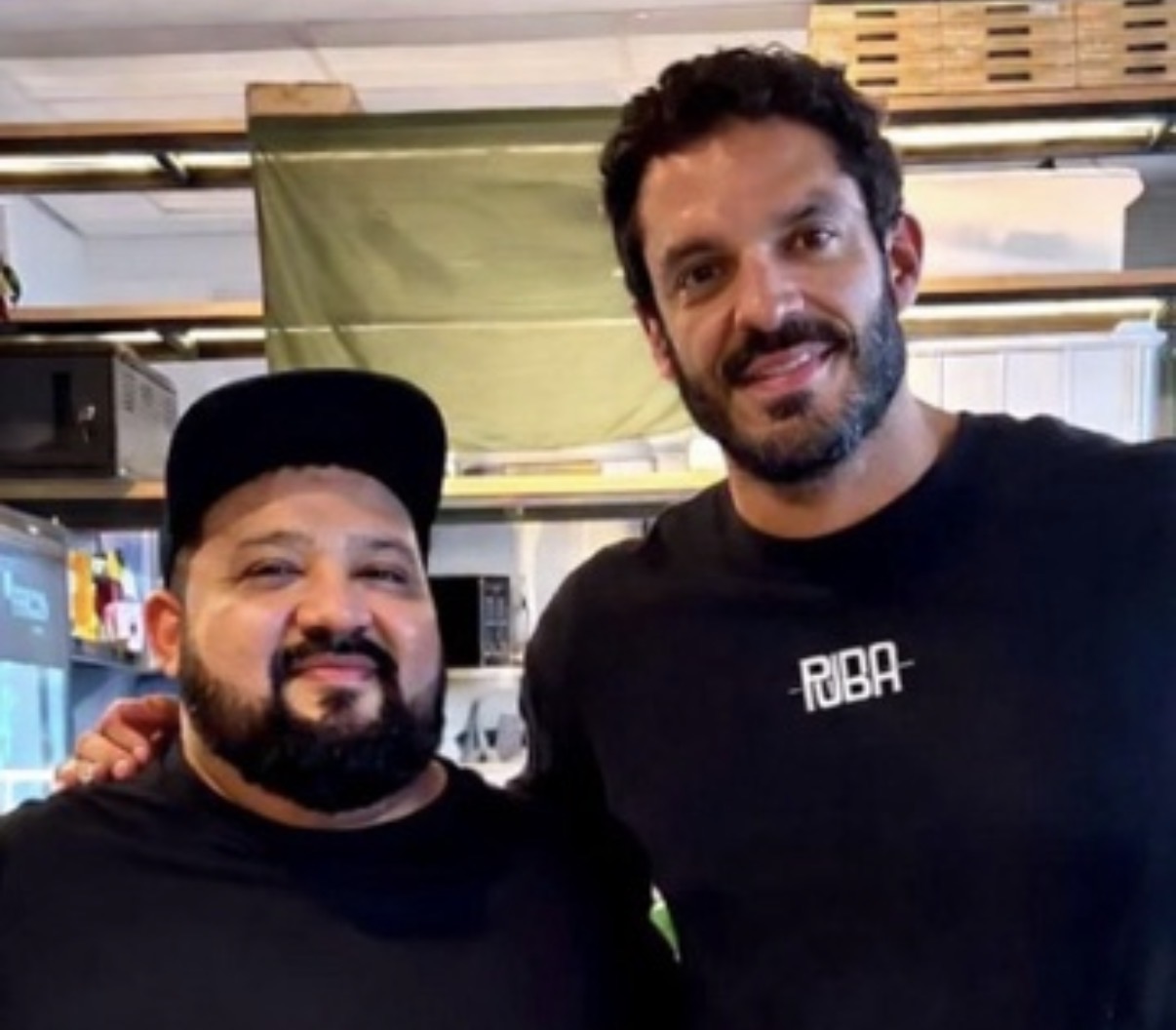 O chef Jonas Moreira, que comanda a cozinha do restaurante Beto Salomão, visitou o Puba, bar do chef Thiago Castanho, que também tem feito muito sucesso.
