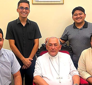Imagem - Comissão do Jubileu de 60 anos do Seminário São Pio X entrega convite a Dom Alberto Taveira