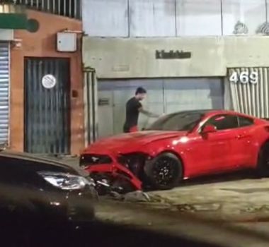 Imagem - Motorista perde controle de Mustang e bate em carros estacionados no Umarizal
