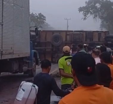 Imagem - Vídeo: caminhão baú tomba na PA-252 e bloqueia trânsito nos dois sentidos em Moju