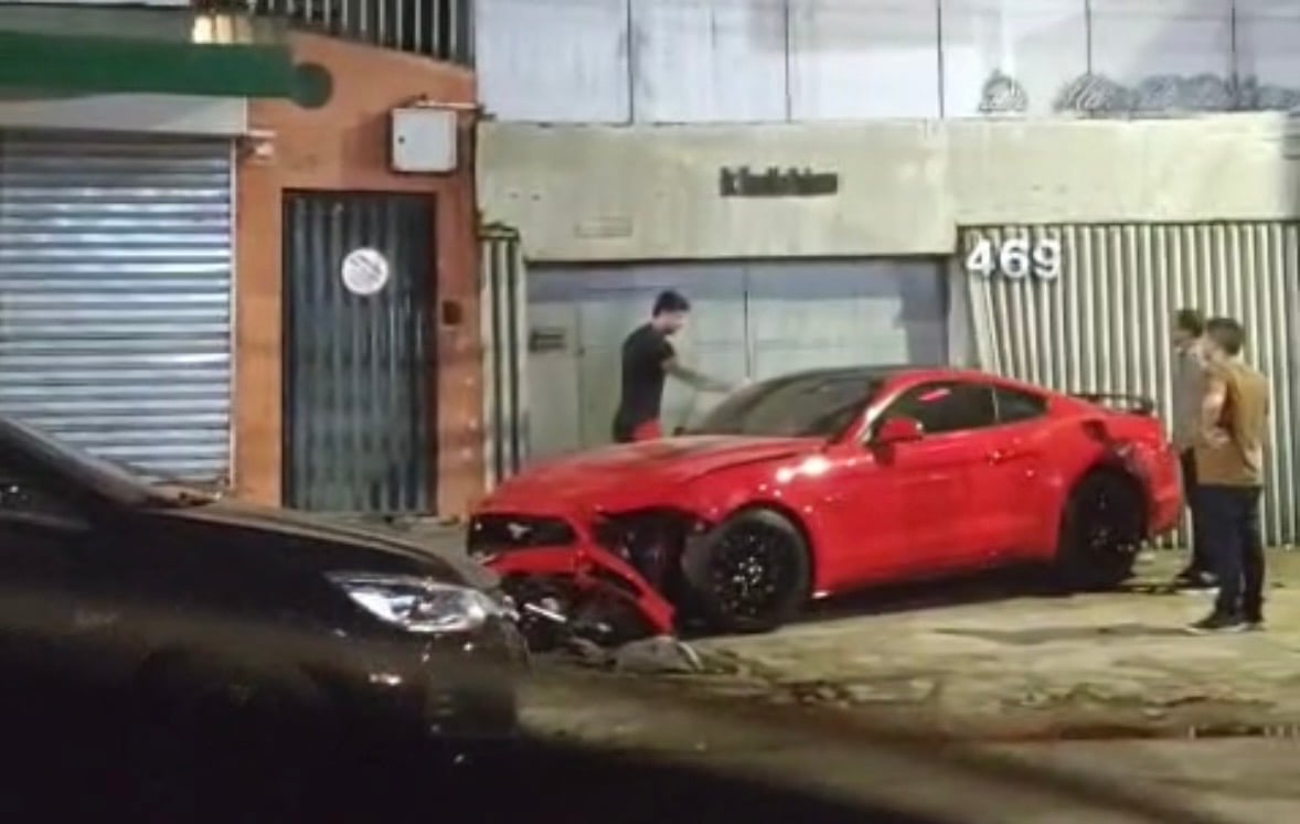 Imagem - Motorista perde controle de Mustang e bate em carros estacionados no Umarizal