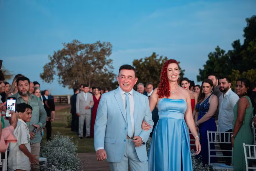 (Pai e filha na celebração do casamento de Amado Batista) 