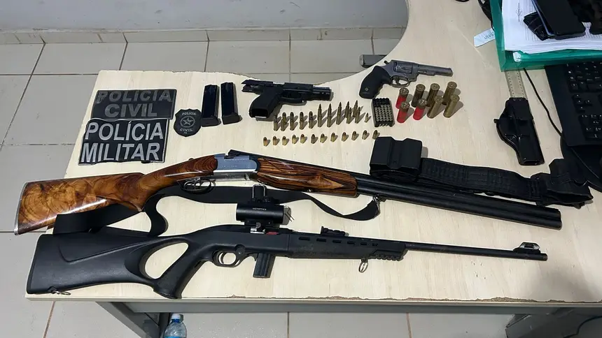(Policiais apreenderam rifle, revólver, pistola, espingarda e munições de vários calibres com os dois suspeitos em Igarapé-Miri)