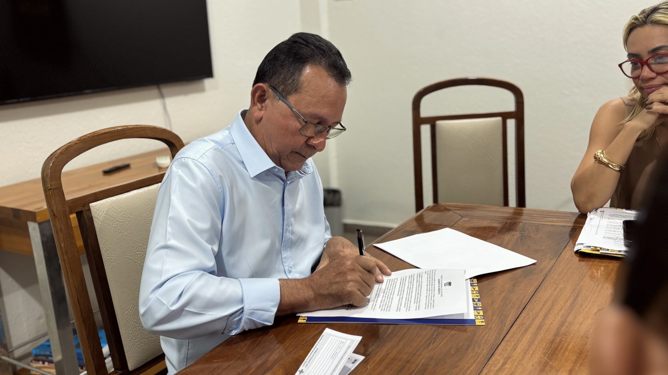Prefeito de Santarém, José Maria Tapajós, assina decreto