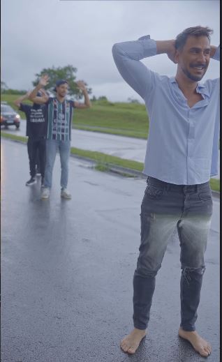 Sem saber que se tratava de uma filmagem, os guardas se aproximaram para verificar a ocorrência