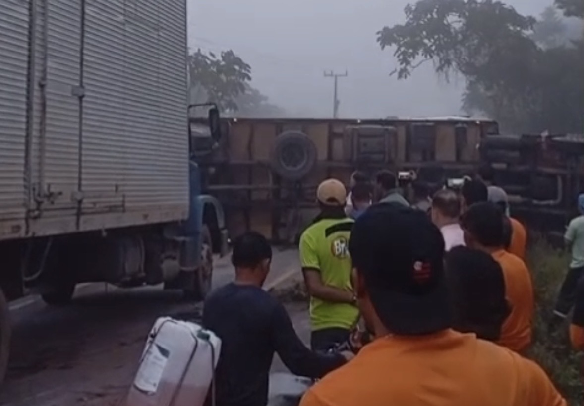 Vídeo: caminhão baú tomba na PA-252 e bloqueia trânsito nos dois sentidos em Moju

