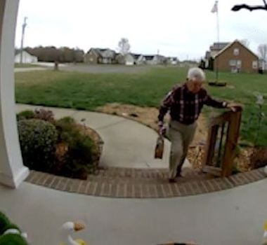 Imagem - Campanha arrecada mais de US$ 300 mil e garante aposentadoria para entregador de 78 anos