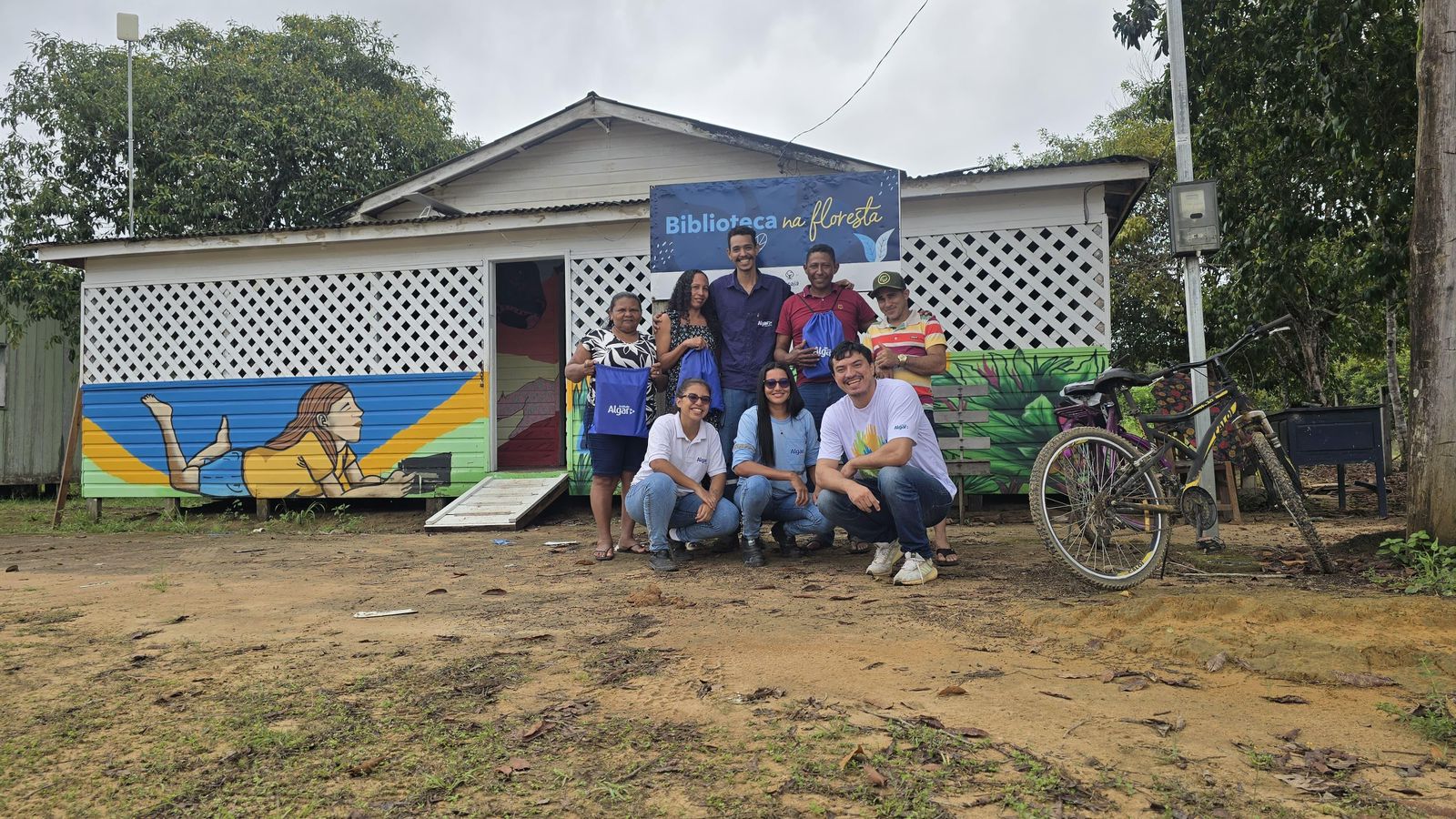Biblioteca na Floresta incentiva doação de livros e fortalece acesso à leitura.