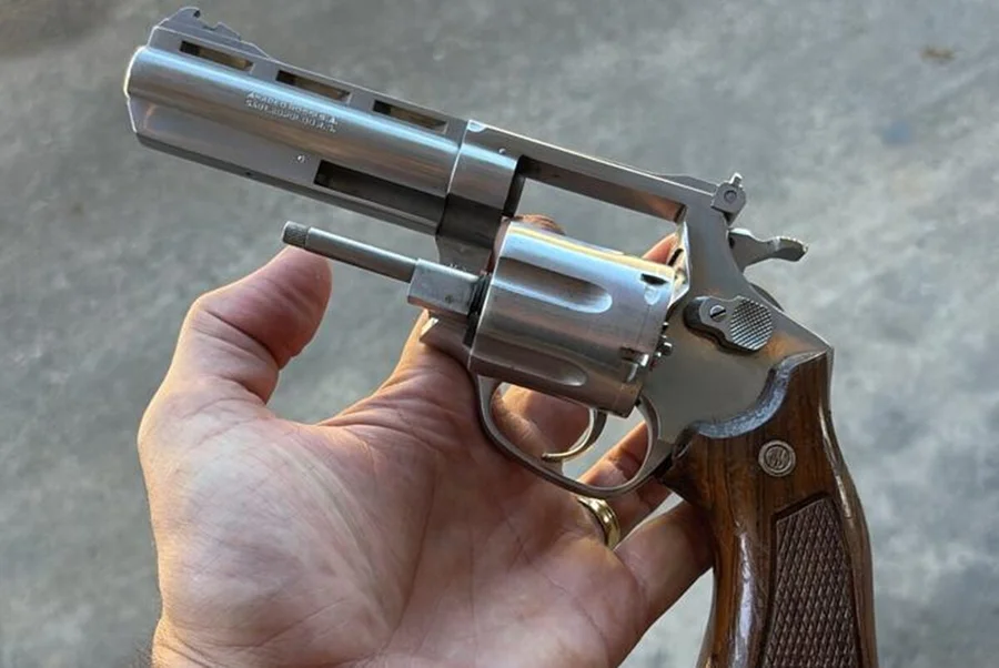 Disputa por ponto de tráfico termina com casal baleado e dois suspeitos detidos em Poços de Caldas

