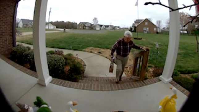 (Idoso de 78 anos trabalhando como entregador nos EUA) 