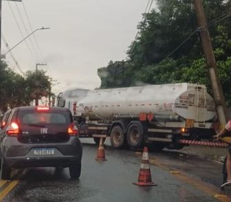 Imagem - Caminhão bate em poste e deixa trânsito lento na avenida Arthur Bernardes, em Belém