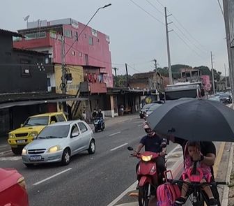 Imagem - Motociclistas invadem ciclofaixa e colocam ciclistas em risco na João Paulo II