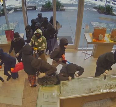 Imagem - Vídeo mostra ação rápida de grupo que roubou US$ 1,7 milhão em joalheria