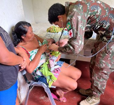 Imagem - Militares do Exército prestam atendimento de emergência e ajudam a salvar bebê indígena prematuro em aldeia isolada