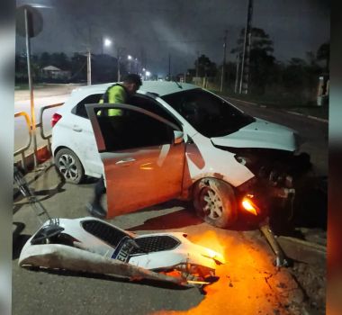 Imagem - Motorista perde controle e carro invade canteiro central próximo à universidade em Moju