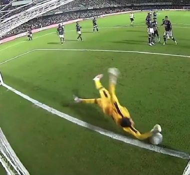 Imagem - Marcelo Rangel 'opera milagre' e defende bola em cima da linha na derrota do Remo; veja