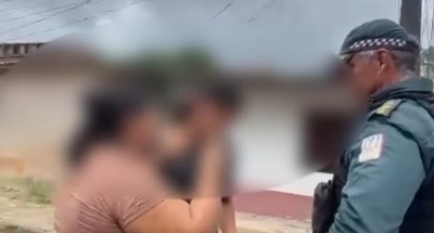 (Ao perceber a situação, a mãe reagiu imediatamente e passou a repreender o filho em via pública, diante de policiais e moradores.)