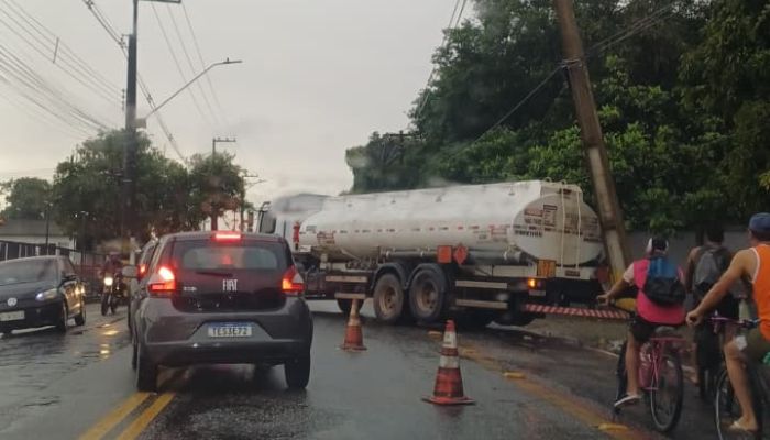 Caminhão bate em poste e deixa trânsito lento na avenida Arthur Bernardes, em Belém
