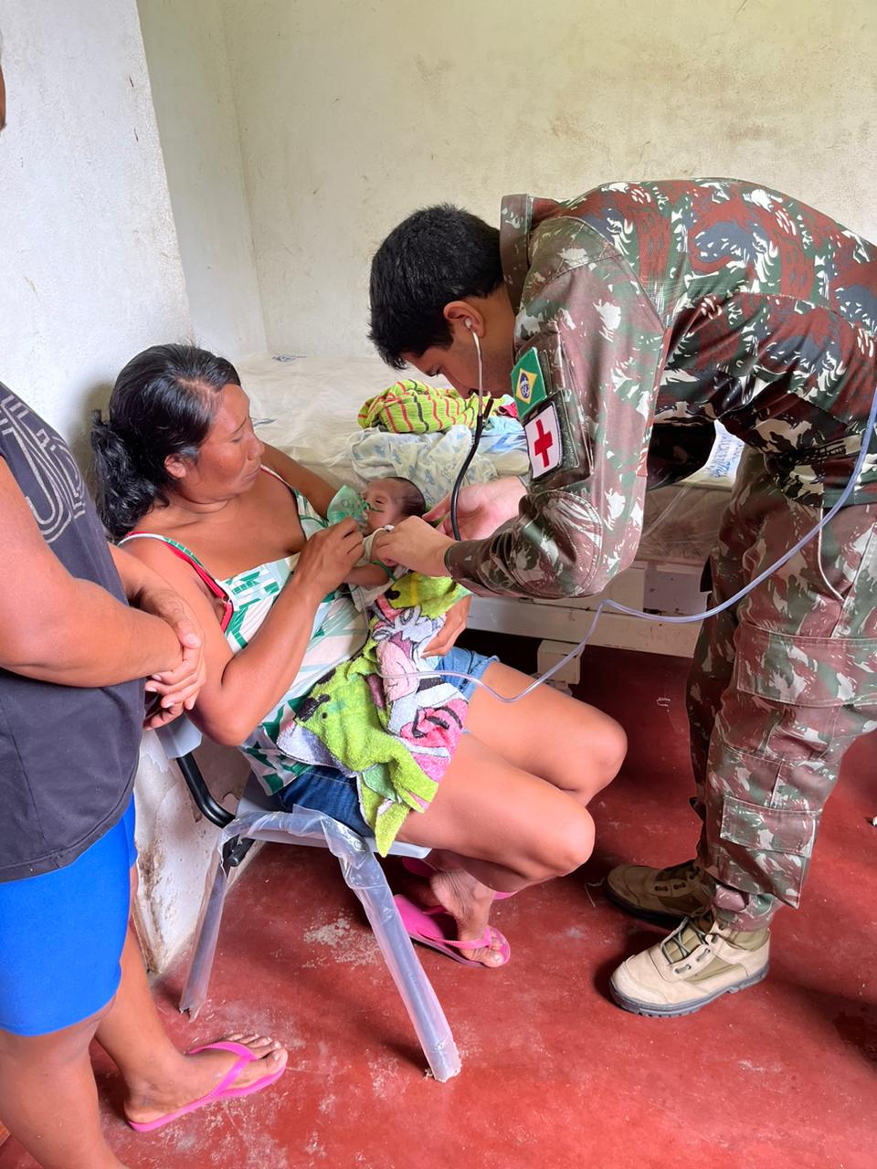 (Militares do Exército Brasileiro, do 1º Pelotão Especial de Fronteira, durante atendimento que ajudou a salvar uma bebê indígena na Aldeia Missão Nova, em área de difícil acesso na Amazônia.)