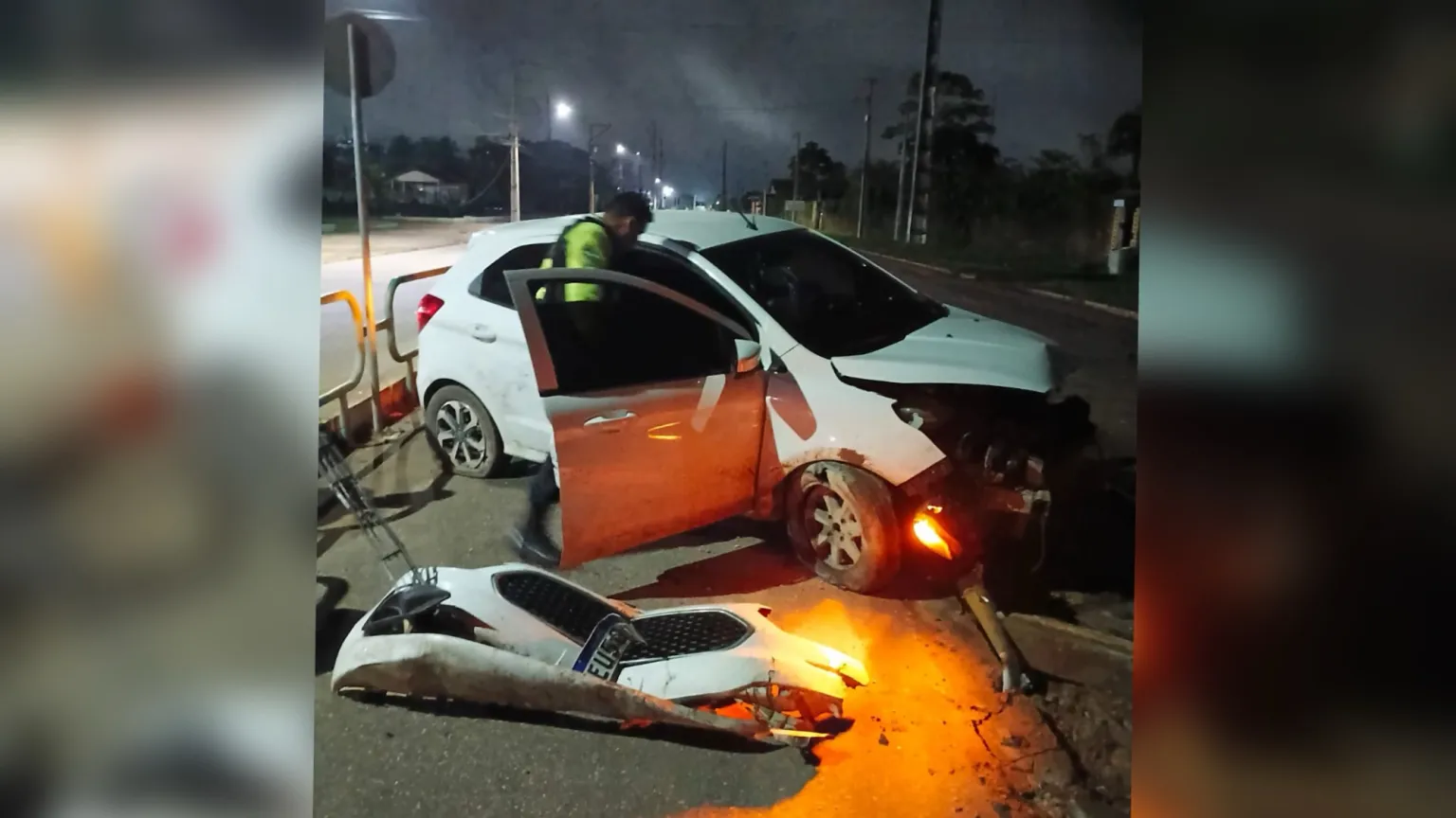 Motorista perde controle e carro invade canteiro central próximo à universidade em Moju