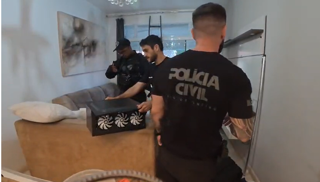 Operação mira grupo que usava celulares roubados para aplicar fraudes bancárias no Rio