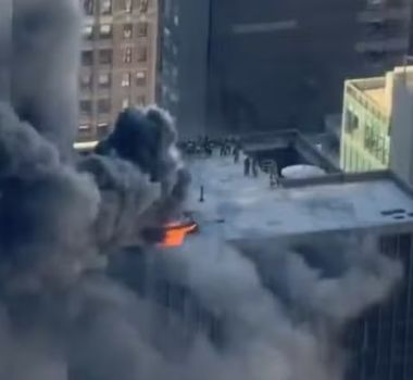 Imagem - Vídeo: Incêndio atinge arranha-céu em Nova York perto de rota da Parada de St. Patrick
