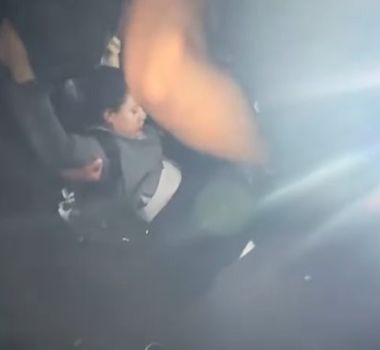 Imagem - Motociclista perde controle após pista escorregadia e vai parar debaixo de carro na BR-153