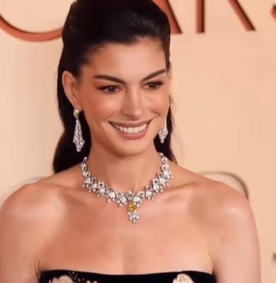 (A atriz Anne Hathaway)