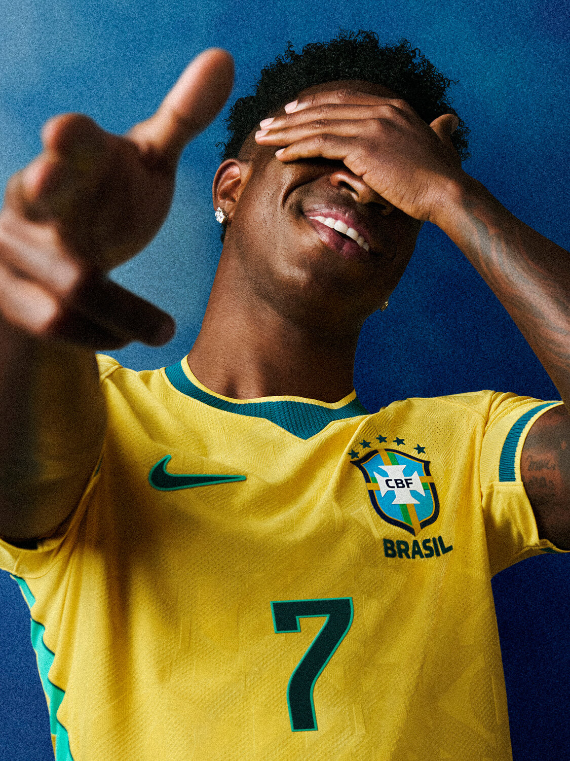 Nova camisa amarela, produzida pela Nike e protagonizada pelo atacante do Real Madrid, Vinicius Jr. —