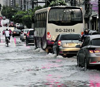 Imagem - Chuva e maré de quase 4 metros elevam risco de alagamentos em Belém nesta quarta-feira