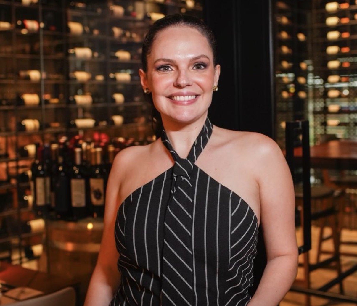 Dra. Samira Silveira: “A participação em eventos internacionais, como o IMCAS, é fundamental para a atualização constante e para trazer ao consultório as práticas mais modernas e seguras da dermatologia mundial”.