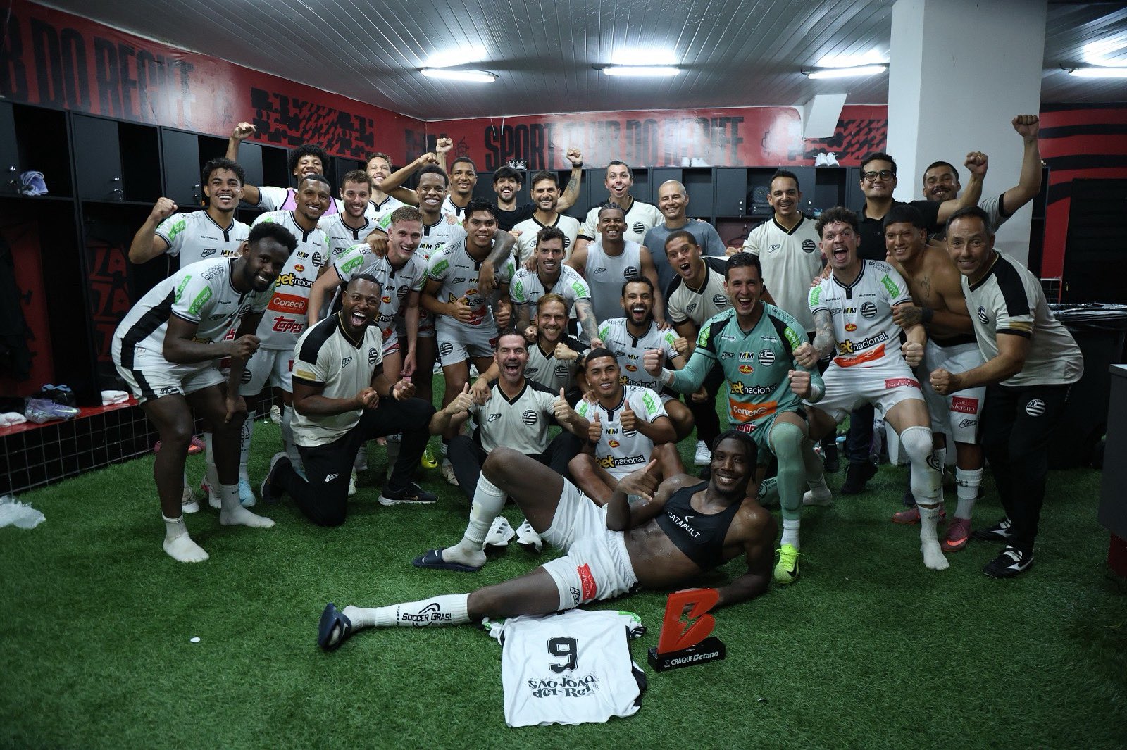 Elenco do Athletic comemora classificação na Ilha do Retiro - 