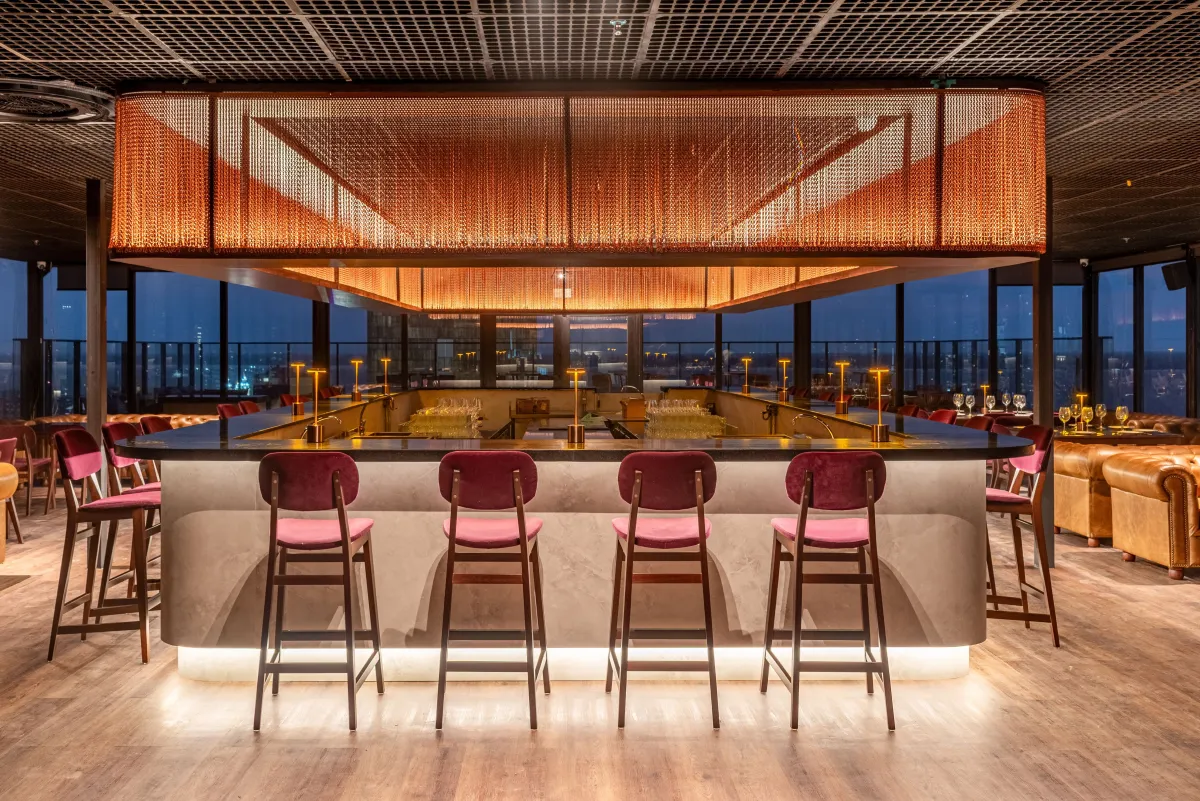 O restaurante oferece uma vista panorâmica e privilegiada da Baía do Guajará.