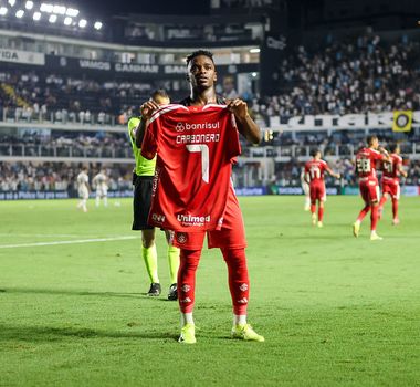 Imagem - Inter vence o Santos nos acréscimos e conquista primeira vitória no Brasileirão