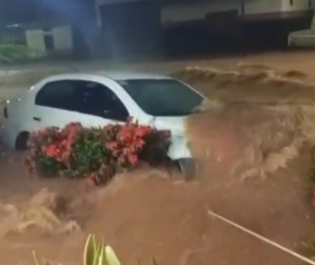Imagem - Chuva intensa provoca alagamentos e arrasta veículos em Santarém, no Pará; assista