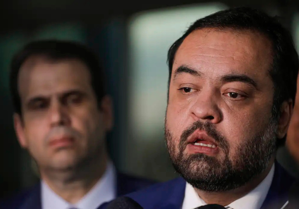 Estratégia é deixar o cargo antes do julgamento para esvaziar a ação, mas eventual condenação ainda pode torná-lo inelegível