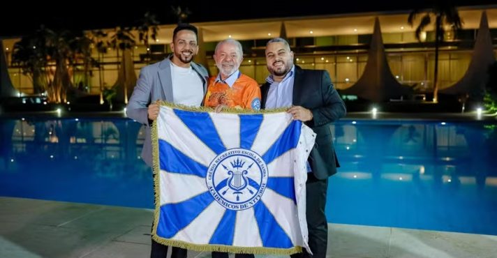 Luiz Inácio Lula da Silva em homenagem recebida no desfile da escola de samba Acadêmicos de Niterói. —