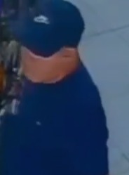 (O homem entrou no estabelecimento comercial e levou o item em uma sacola)