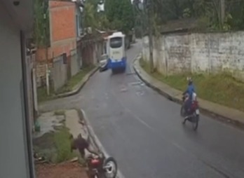 Imagem - Motoboy bate a cabeça após perder controle da moto no Icuí, em Ananindeua