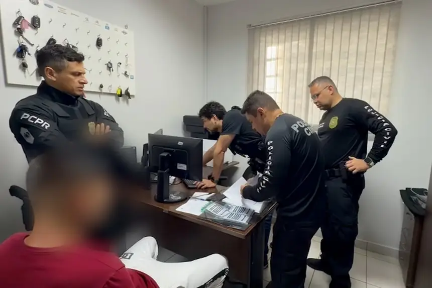 Policiais civis cumprindo mandado durante a operação no Paraná.
