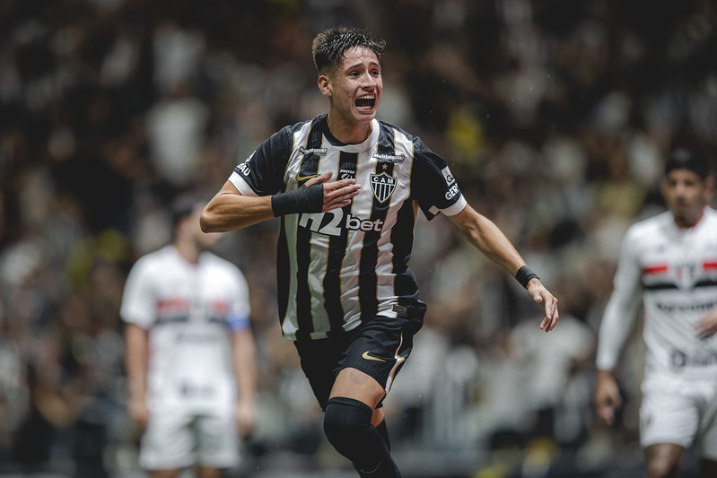 Román marcou de cabeça e deu a vitória ao Galo - 