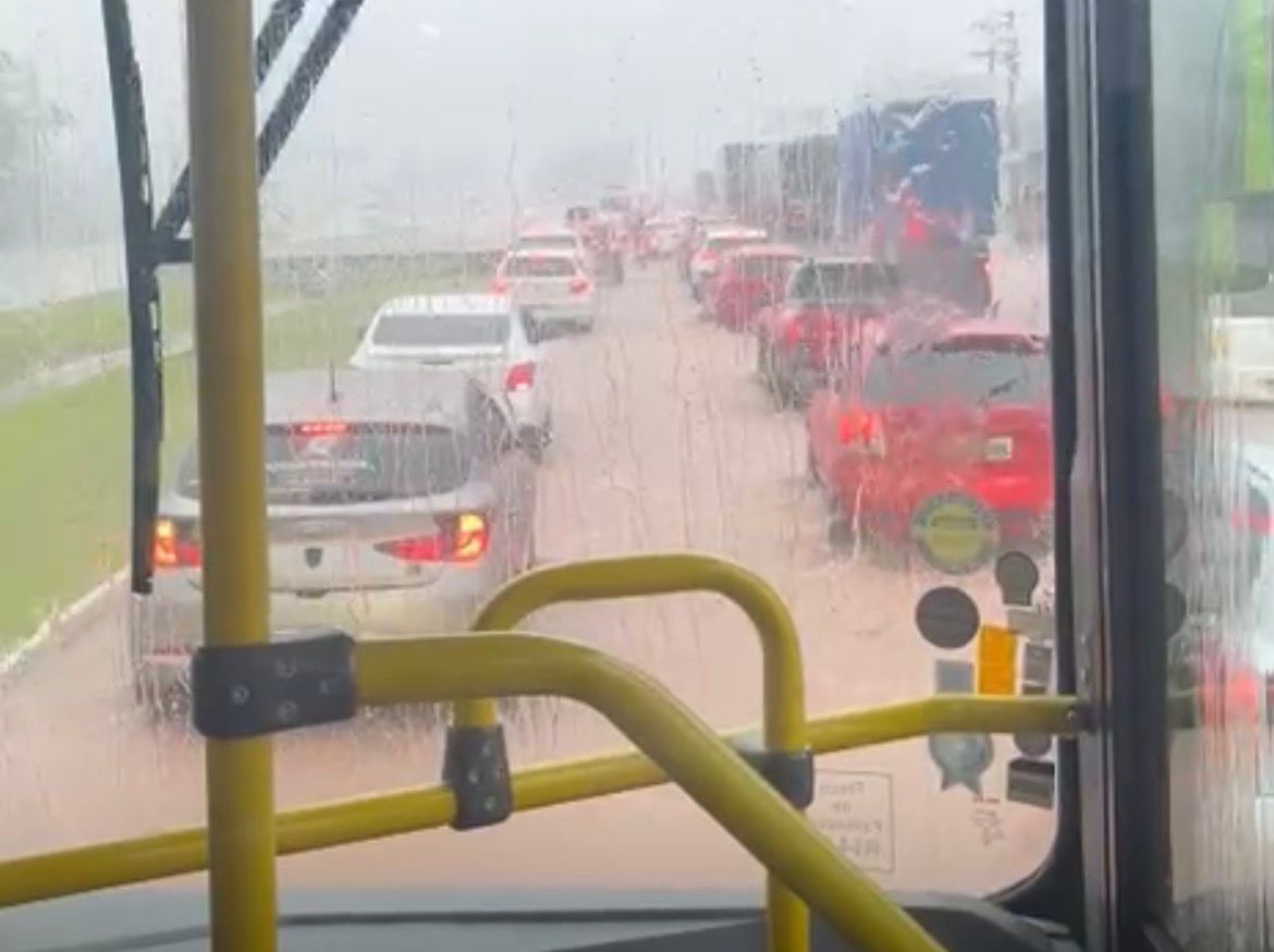 Alagamento na BR que corta o município de Marituba. —