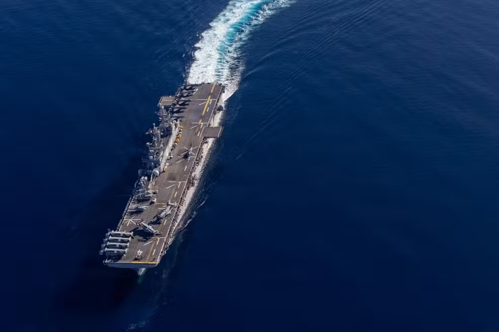 Apesar de declarações públicas mais cautelosas, o envio de reforços e a previsão de aumento bilionário no orçamento militar indicam que o conflito pode se prolongar sem perspectiva de cessar-fogo