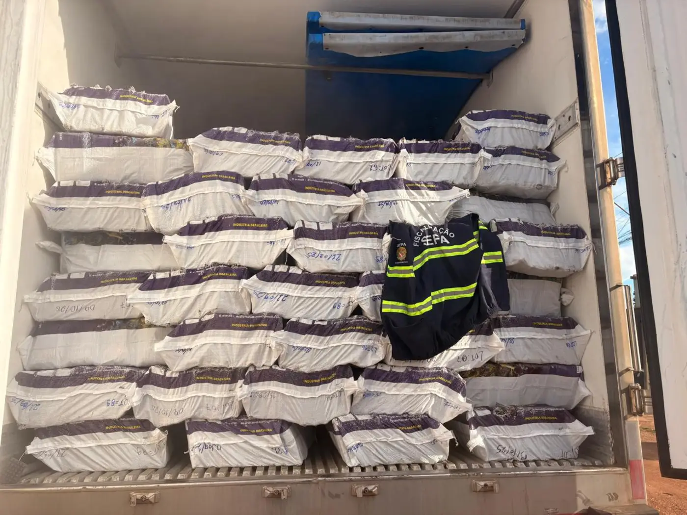 Carga de 40.080 kg de açaí congelado no município de Dom Eliseu, nordeste paraense. —