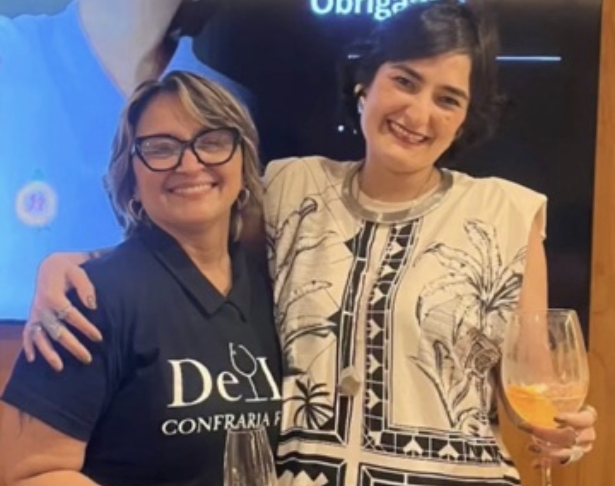 Na reunião da Confraria Delas, em homenagem ao mês das mulheres, a sommelier, Tatiany Falcão, com a participante, Amanda Guimarães. 
