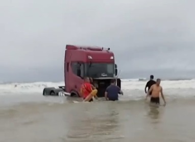 (O veículo só conseguiu ser retirado do local com o auxílio de um trator.)