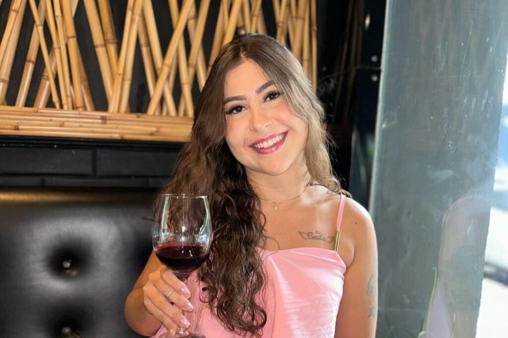 Jovem de 21 anos, identificada como Raiane Maria Silva Santos, foi atingida por uma facada no peito pelo namorado um mês depois de fazer declaração de amor para ele nas redes sociais. 