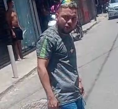 Imagem - Vídeo: Homem ameaça puxar arma para mulher durante discussão de trânsito em Belém