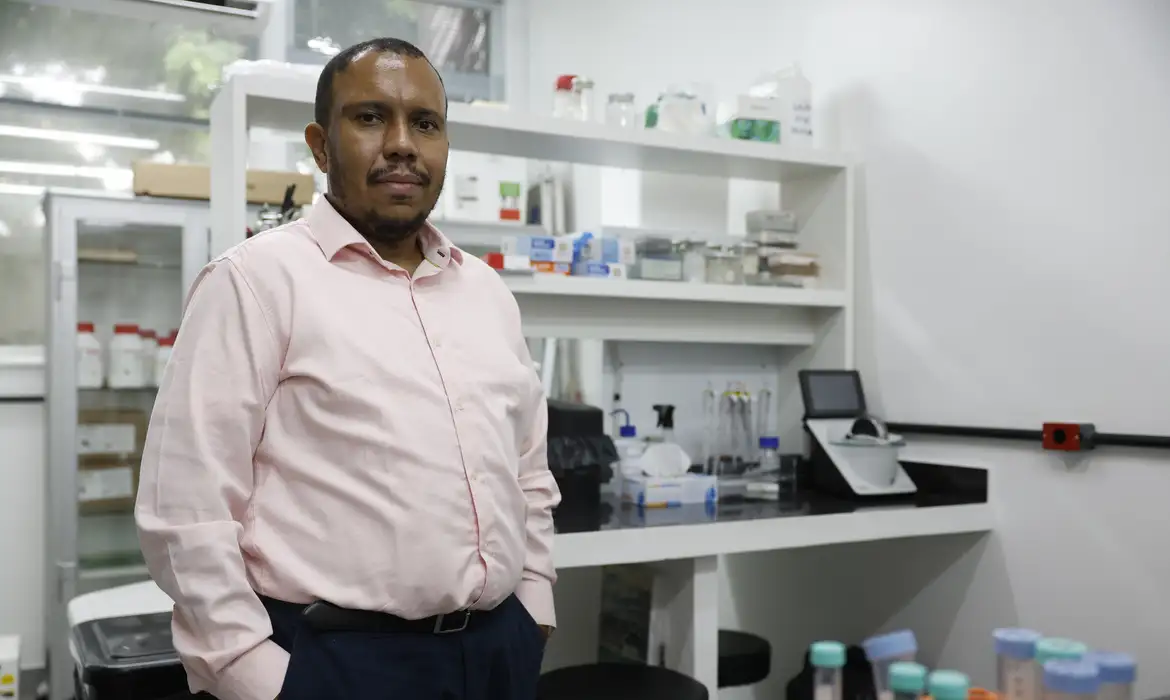 O pesquisador da UFRJ Mychael Lourenço, que estuda Alzheimer e recebeu o prêmio ALBA-Roche Prize for Excellence in Neuroscience Reserach em 2026. 